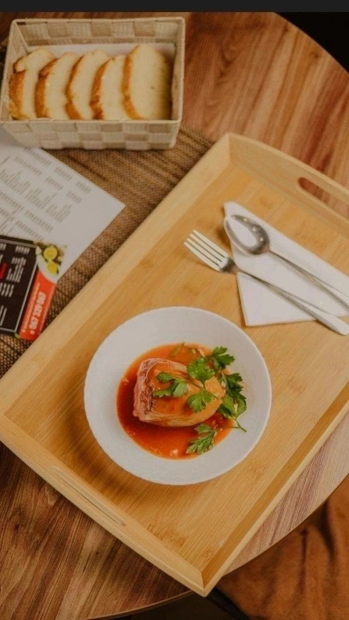 Sarma u paradajz sosu sa domaćim hljebom